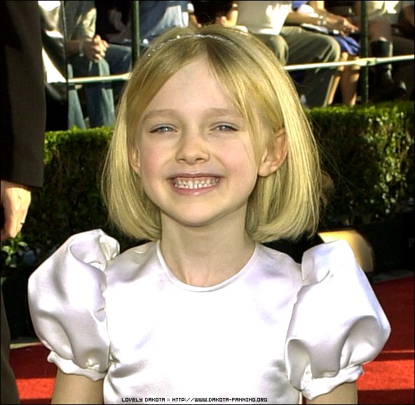 lovely-dakota-sag-awards-2002-03-10-25.jpg