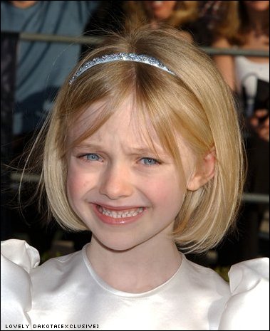 lovely-dakota-sag-awards-2002-03-10-26.jpg
