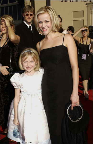 lovely-dakota-sag-awards-2002-03-10-27.jpg