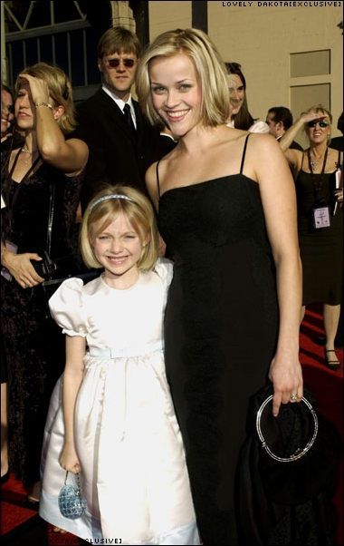 lovely-dakota-sag-awards-2002-03-10-28.jpg