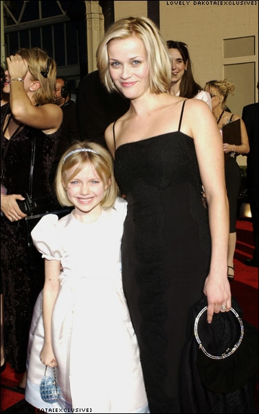 lovely-dakota-sag-awards-2002-03-10-29.jpg