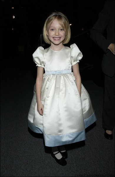 lovely-dakota-sag-awards-2002-03-10-30.jpg