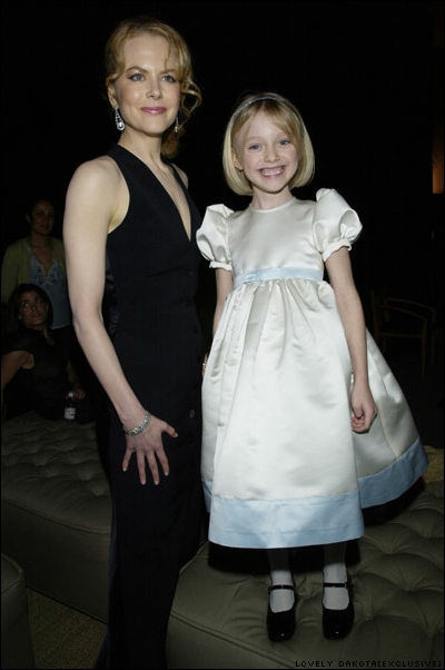 lovely-dakota-sag-awards-2002-03-10-32.jpg