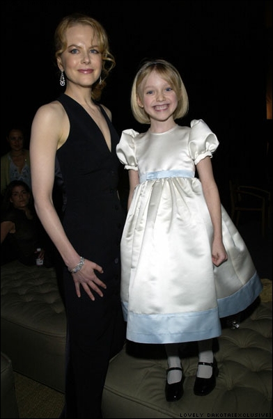 lovely-dakota-sag-awards-2002-03-10-33.jpg