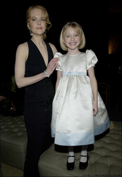 lovely-dakota-sag-awards-2002-03-10-34.jpg