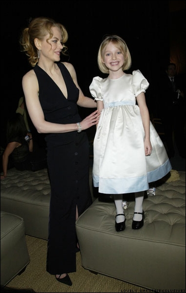 lovely-dakota-sag-awards-2002-03-10-35.jpg