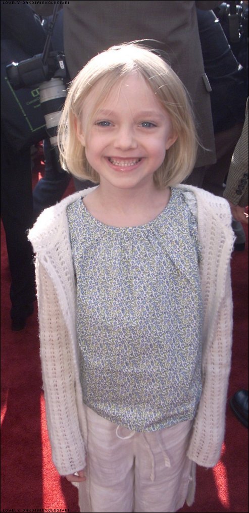 DakotaETPremiere001.jpg