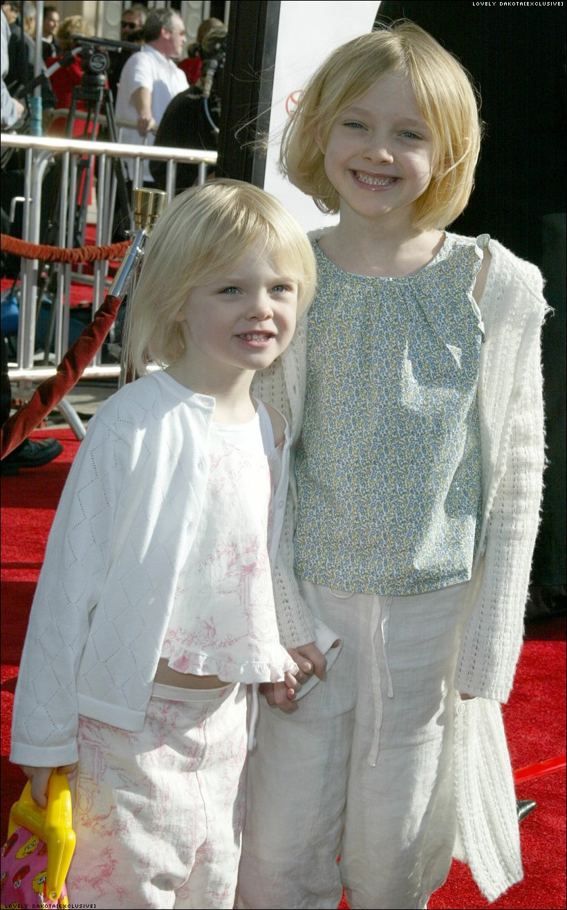 DakotaETPremiere050.jpg
