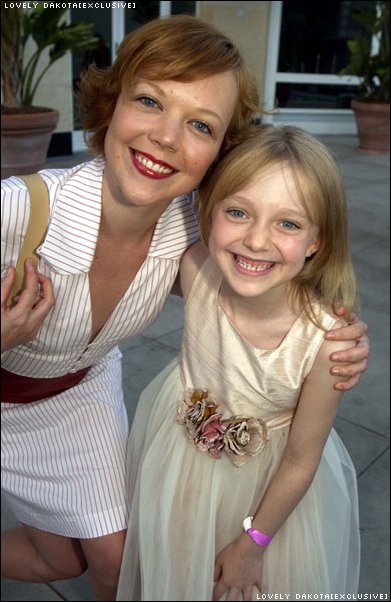 lovely-dakota-television-awards-2003-07-19-06.jpg