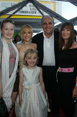 lovely-dakota-uptown-girls-2003-08-09-11.jpg