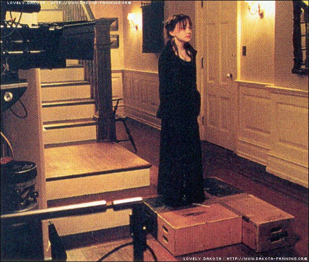 lovely-dakota-hide-seek-on-set-02.jpg