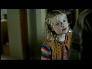 lovely-dakota-war-worlds-clip-01-03.jpg