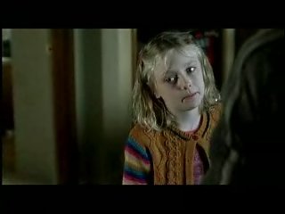 lovely-dakota-war-worlds-clip-01-04.jpg