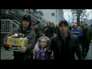 lovely-dakota-war-worlds-clip-01-08.jpg