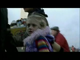 lovely-dakota-war-worlds-clip-01-13.jpg