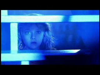 lovely-dakota-war-worlds-clip-02-05.jpg