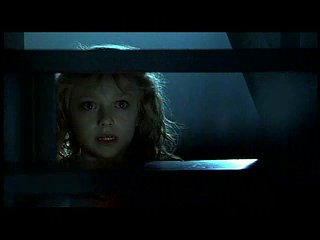 lovely-dakota-war-worlds-clip-02-06.jpg