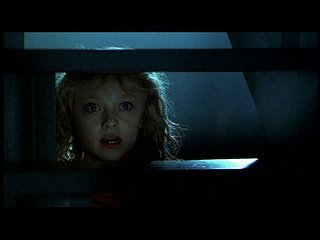 lovely-dakota-war-worlds-clip-02-08.jpg