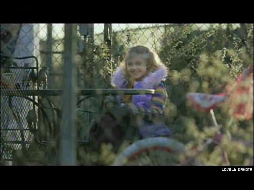 lovely-dakota-war-worlds-japanese-trailer-01.jpg