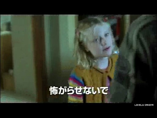 lovely-dakota-war-worlds-japanese-trailer-06.jpg