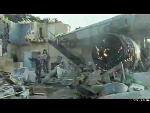 lovely-dakota-war-worlds-japanese-trailer-19.jpg