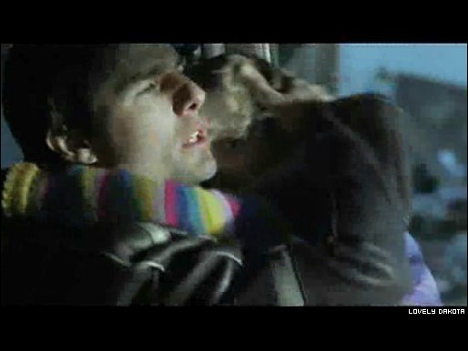 lovely-dakota-war-worlds-japanese-trailer-20.jpg