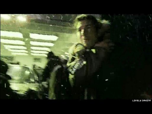 lovely-dakota-war-worlds-japanese-trailer-22.jpg