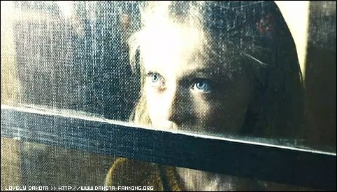 lovely-dakota-war-worlds-teaser-21.jpg