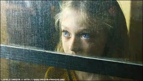 lovely-dakota-war-worlds-teaser-22.jpg