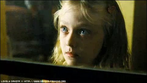 lovely-dakota-war-worlds-teaser-24.jpg