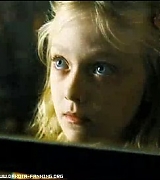 lovely-dakota-war-worlds-teaser-24.jpg