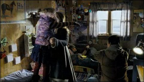 lovely-dakota-war-worlds-theatrical-trailer-08.jpg