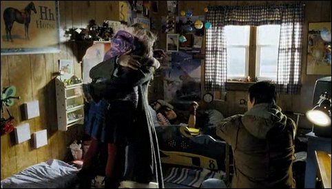 lovely-dakota-war-worlds-theatrical-trailer-09.jpg
