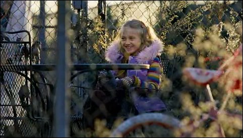 lovely-dakota-war-worlds-theatrical-trailer-11.jpg
