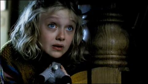 lovely-dakota-war-worlds-theatrical-trailer-14.jpg