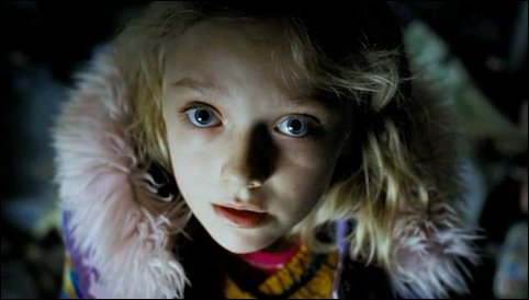 lovely-dakota-war-worlds-theatrical-trailer-20.jpg