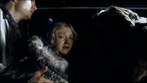 lovely-dakota-war-worlds-theatrical-trailer-32.jpg