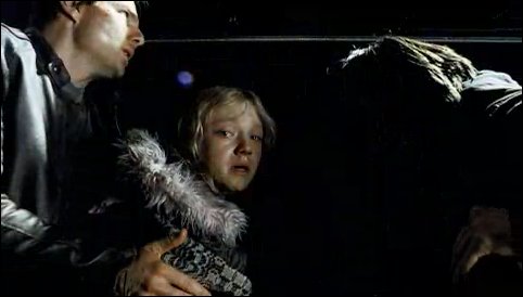lovely-dakota-war-worlds-theatrical-trailer-33.jpg