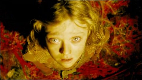 lovely-dakota-war-worlds-theatrical-trailer-46.jpg