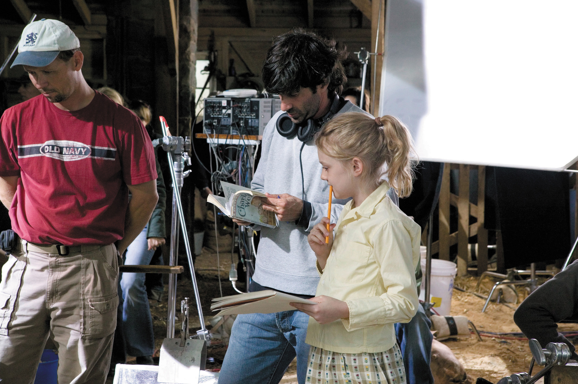 lovely-dakota-charlottes-web-on-set-03.jpg