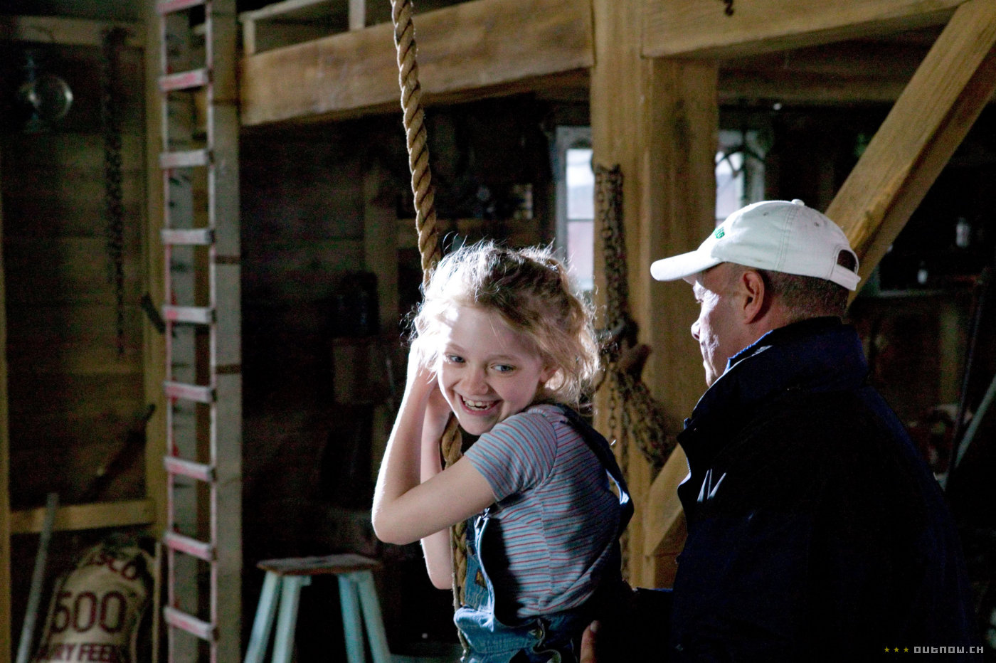 lovely-dakota-charlottes-web-on-set-07.jpg