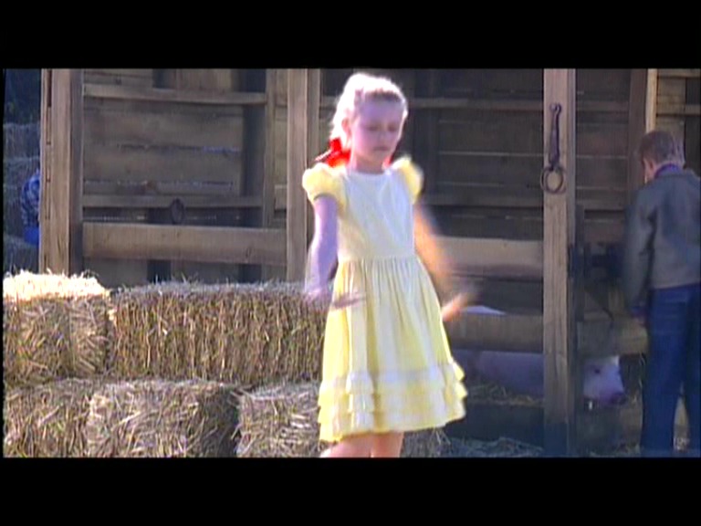 lovely-dakota-charlottes-web-dvd-gag-reel-056.jpg