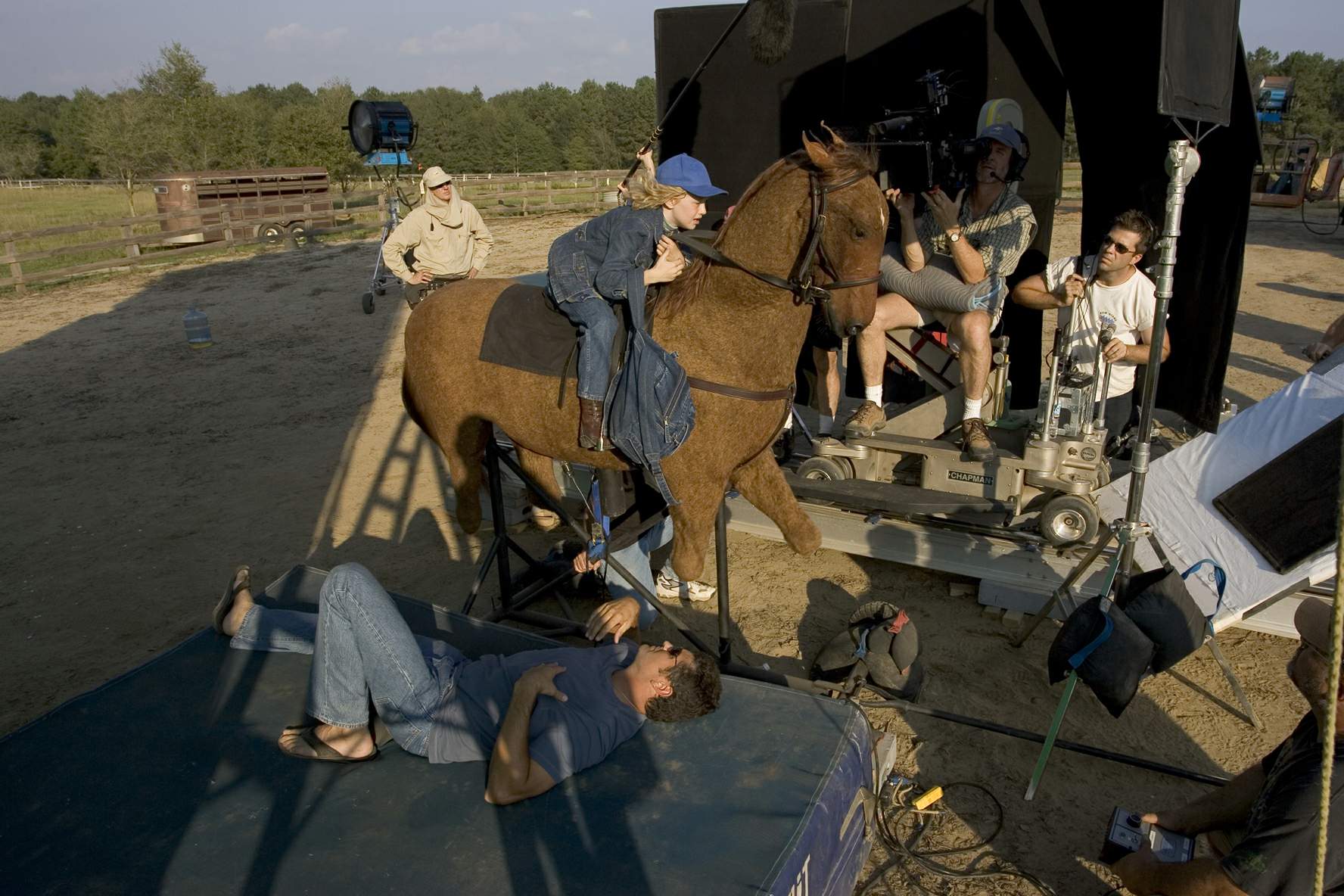 lovely-dakota-dreamer-on-set-02.jpg
