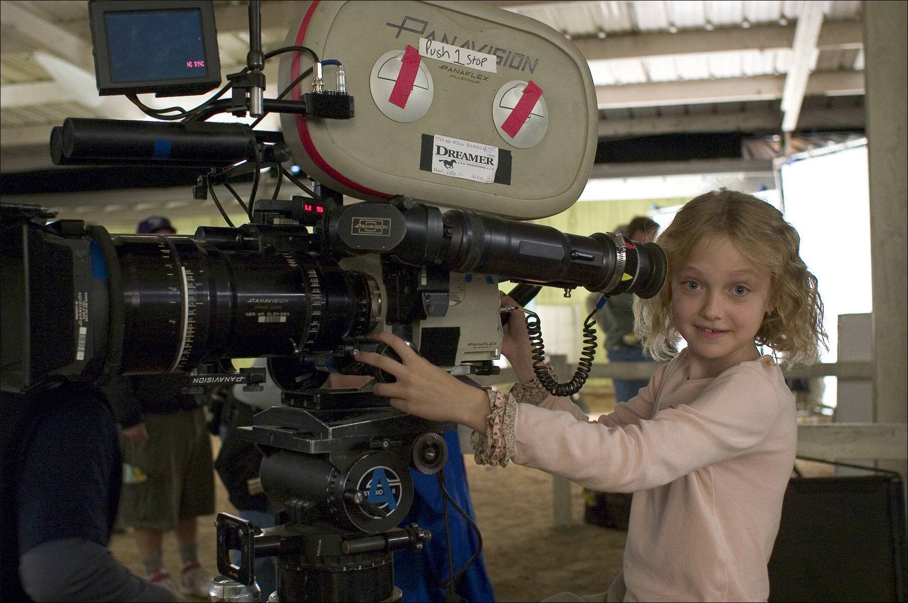 lovely-dakota-dreamer-on-set-04.jpg