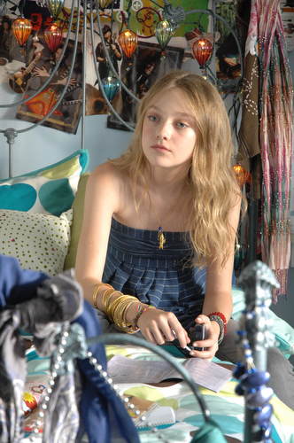 lovely-dakota-cutlass-still-02.jpg