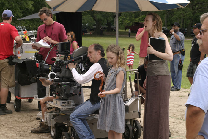 lovely-dakota-hounddog-on-set-03.jpg
