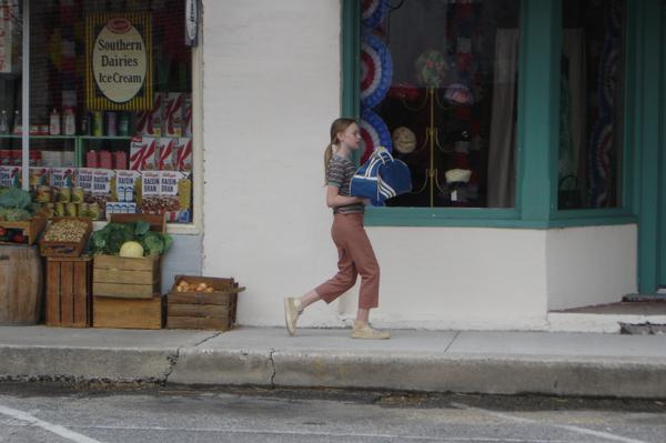 lovely-dakota-secret-life-bees-on-set-19.jpg
