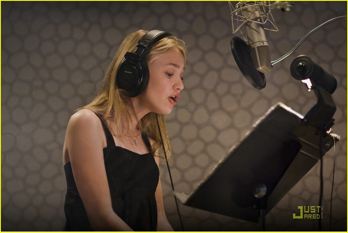 lovely-dakota-coraline-on-set-01.jpg