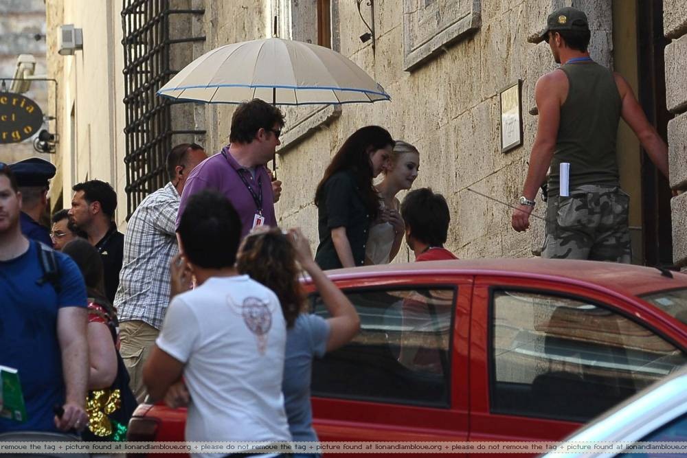 lovely-dakota-new-moon-on-set-01.jpg