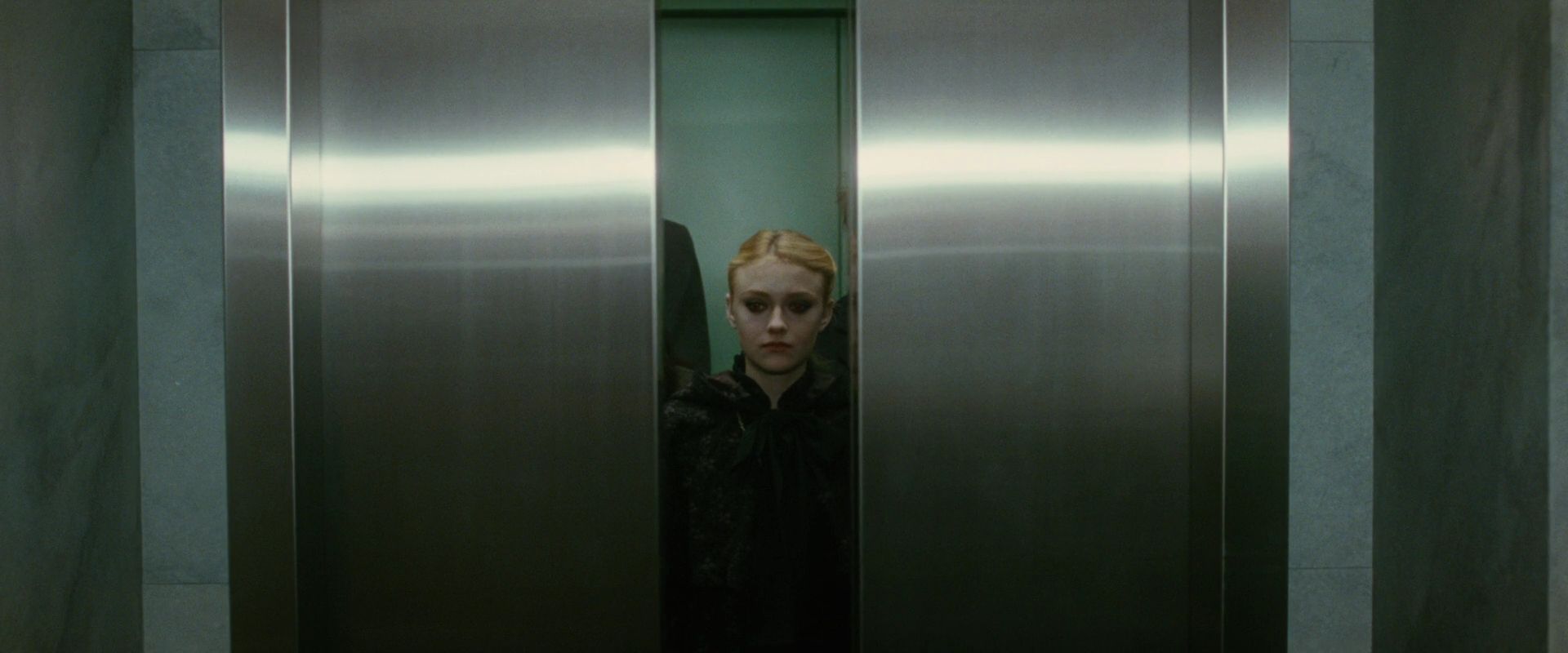lovely-dakota-new-moon-screen-capture-26.jpg
